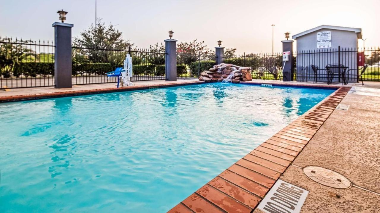 Baymont By Wyndham Laredo Hotel Exterior foto