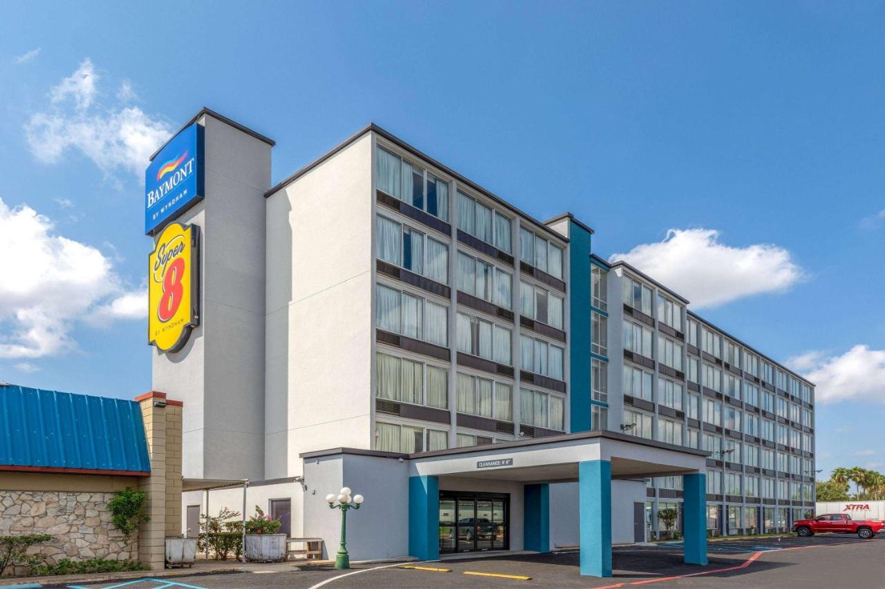 Baymont By Wyndham Laredo Hotel Exterior foto
