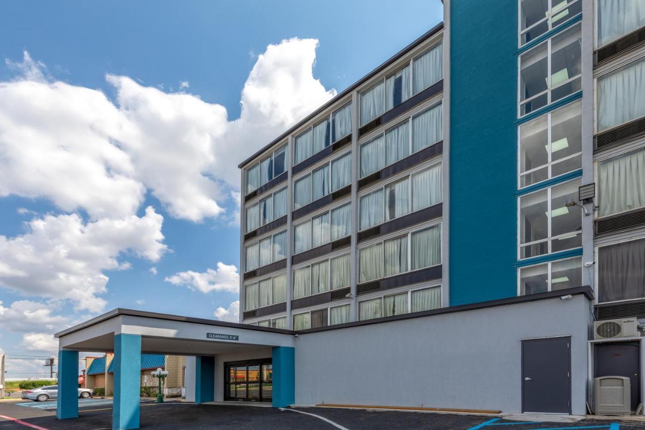 Baymont By Wyndham Laredo Hotel Exterior foto