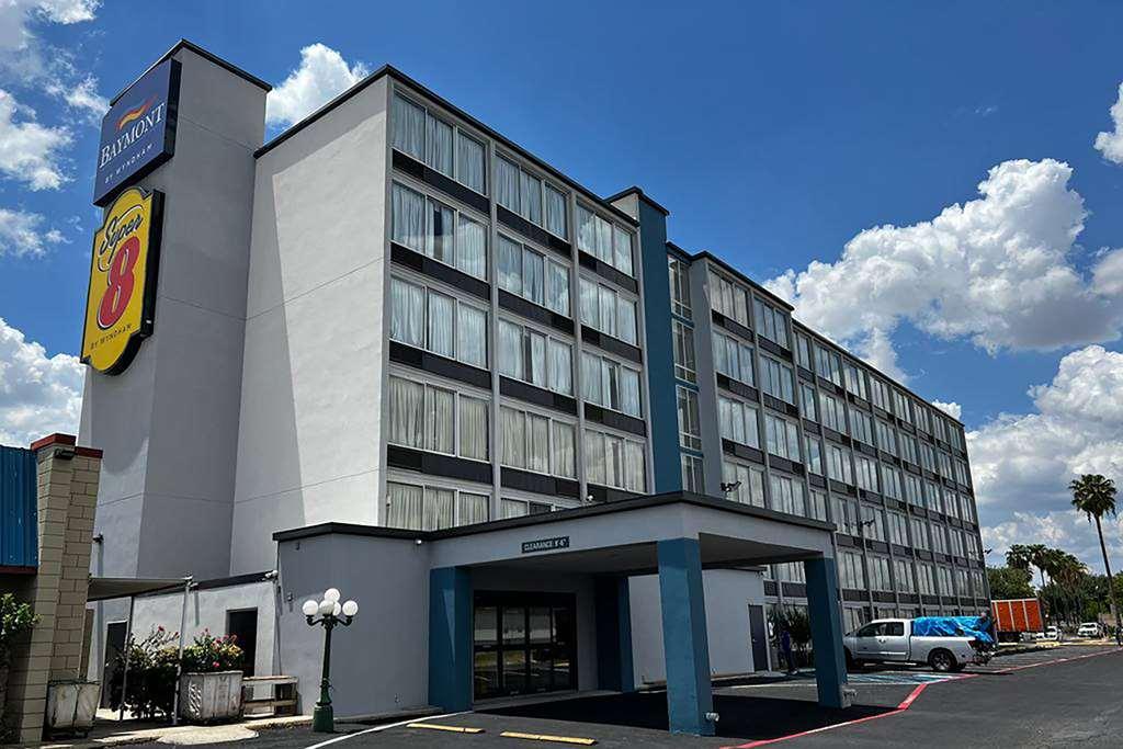 Baymont By Wyndham Laredo Hotel Exterior foto